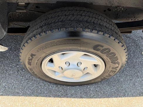 Used 2009 Ford E-350 and Econoline 350 Super Duty Wagon RWD image 38