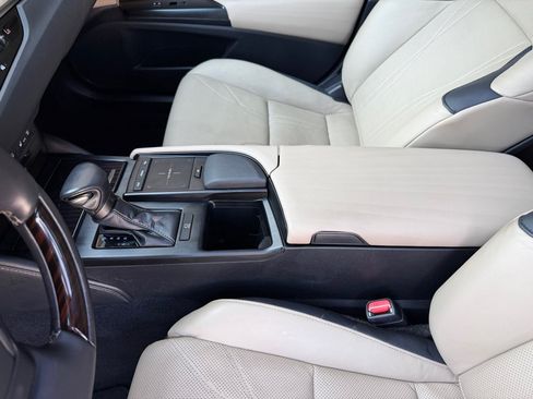 Used 2019 Lexus ES 350 Ultra Luxury w/ Accessory Package 2 FWD image 13