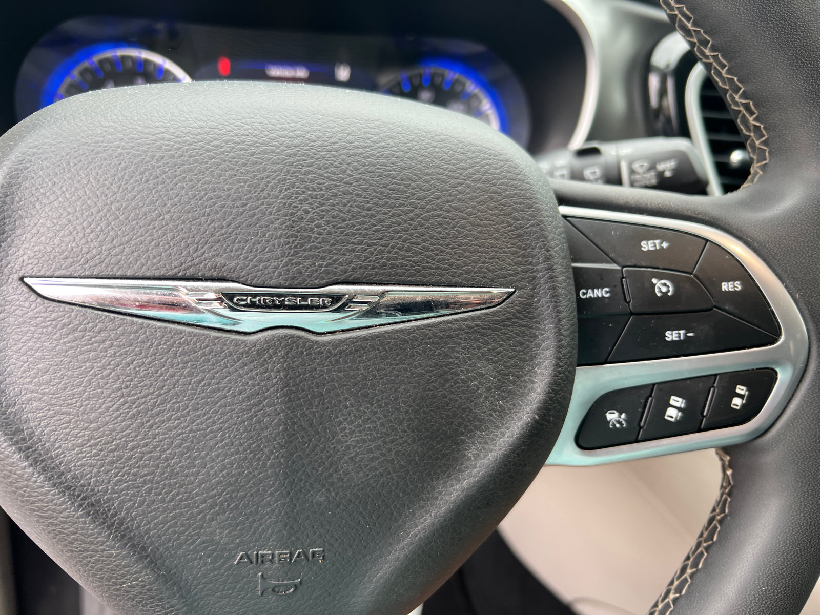 Used 2024 Chrysler Pacifica Touring-L FWD image 32