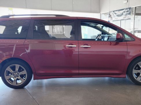 Used 2018 Toyota Sienna SE FWD image 4