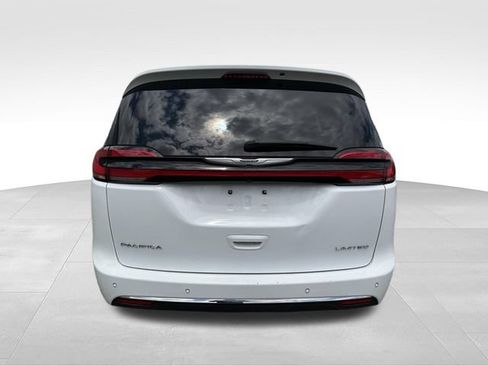 Used 2023 Chrysler Pacifica Limited FWD image 17