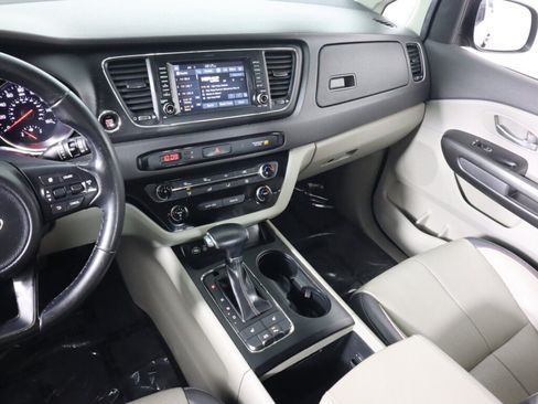 Used 2017 Kia Sedona LX w/ LX Essentials Premium Package FWD image 30