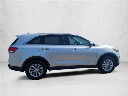 Used 2018 Kia Sorento L FWD image 4