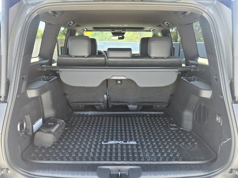 Used 2025 Lexus GX 550 w/ Accessory Package (32) AWD/4WD image 9