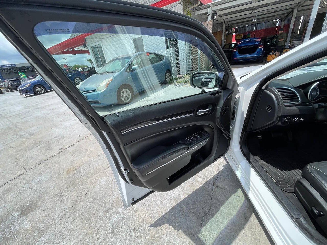 Used 2015 Chrysler 300 Limited RWD image 4