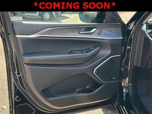 Used 2023 Jeep Grand Cherokee 30th Anniversary image 8