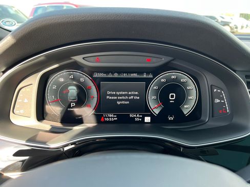 Used 2025 Audi Q8 Premium image 27