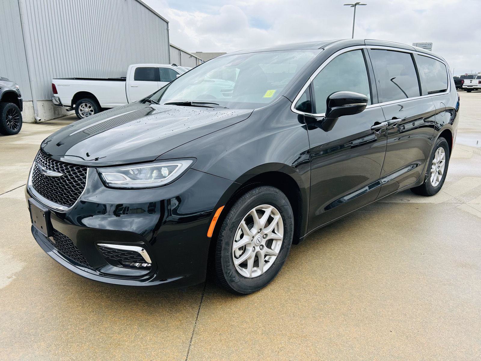 Used 2025 Chrysler Pacifica Select FWD image 35