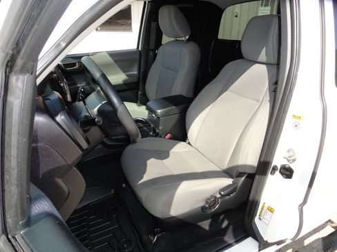 Used 2017 Toyota Tacoma SR5 RWD image 10