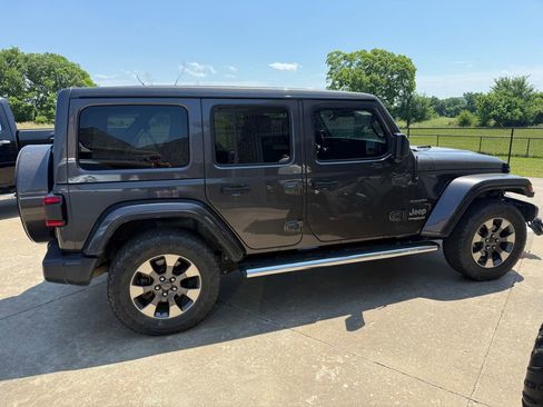 Used 2019 Jeep Wrangler Unlimited Sahara AWD/4WD image 9