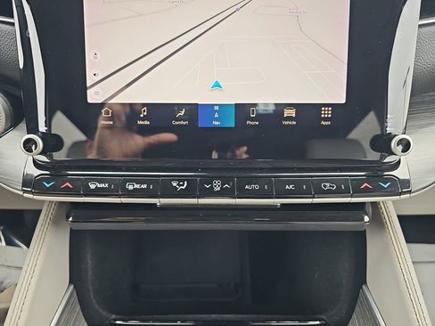 Used 2024 Jeep Wagoneer L Series II image 29