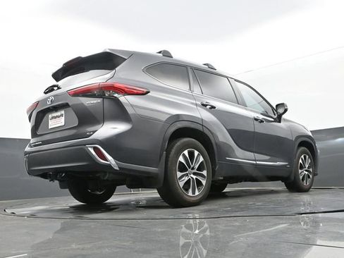 Used 2023 Toyota Highlander XLE AWD/4WD image 30