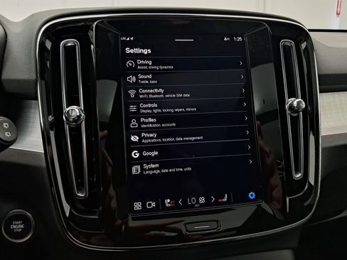 Used 2024 Volvo XC40 B5 Core image 19