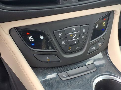Certified 2017 Buick Envision Essence FWD image 7