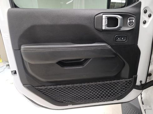 Used 2020 Jeep Gladiator Overland image 23