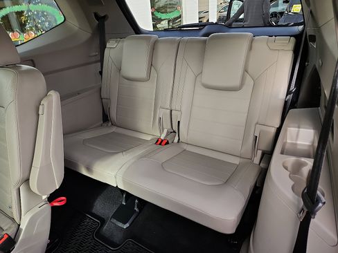 Certified 2023 Volkswagen Atlas SEL Premium image 9