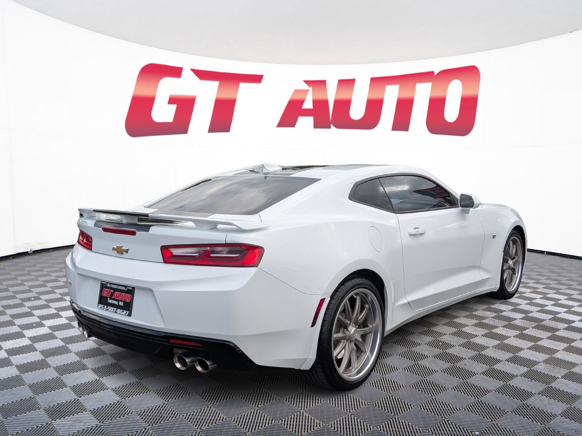 Used 2018 Chevrolet Camaro SS RWD image 4