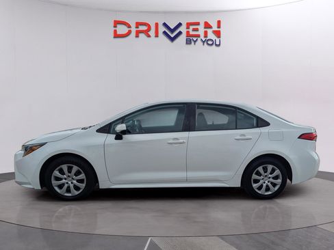 Used 2022 Toyota Corolla LE image 2