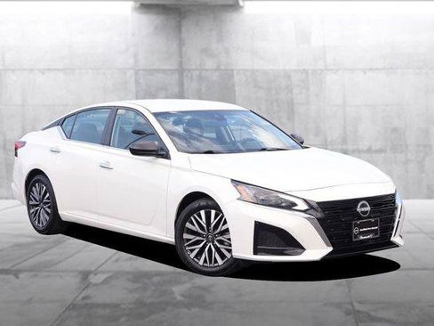 Used 2025 Nissan Altima 2.5 SV FWD image 2