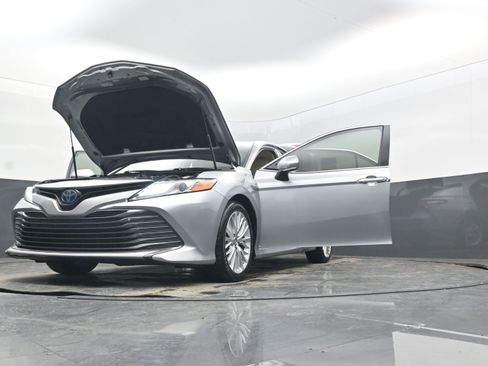 Used 2019 Toyota Camry XLE image 38