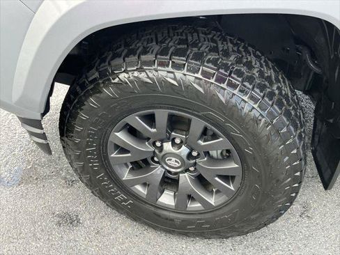 Certified 2022 Toyota Tacoma SR5 AWD/4WD image 9