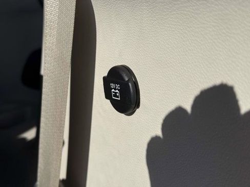 Used 2023 Chrysler Pacifica Touring-L image 9