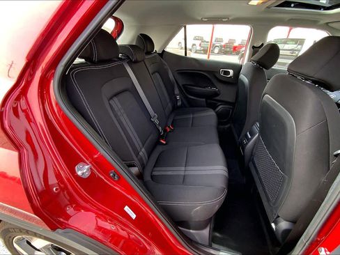 Used 2025 Hyundai Venue SEL image 18