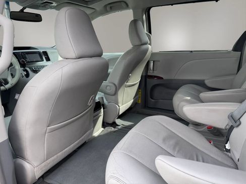 Used 2013 Toyota Sienna XLE image 37