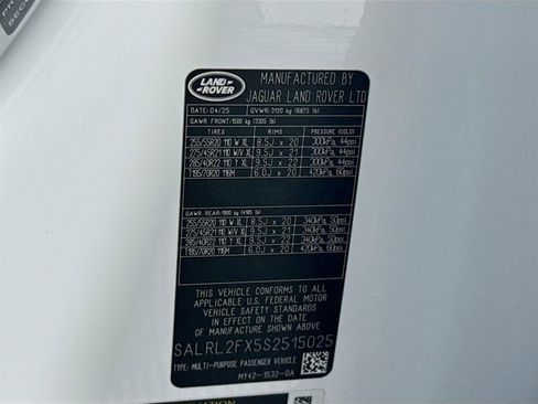 New 2025 Land Rover Discovery Dynamic SE image 34