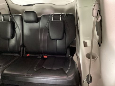 Used 2023 Chrysler Pacifica Touring-L image 15