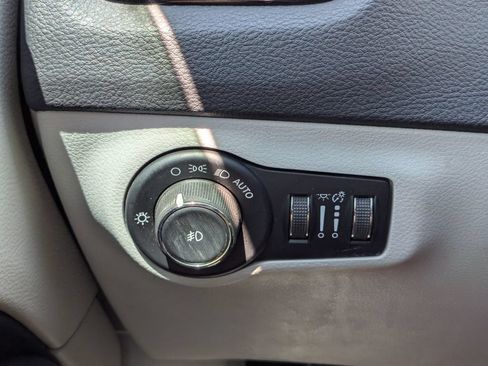Used 2018 Jeep Compass Limited w/ Safe & Security Group FWD image 21