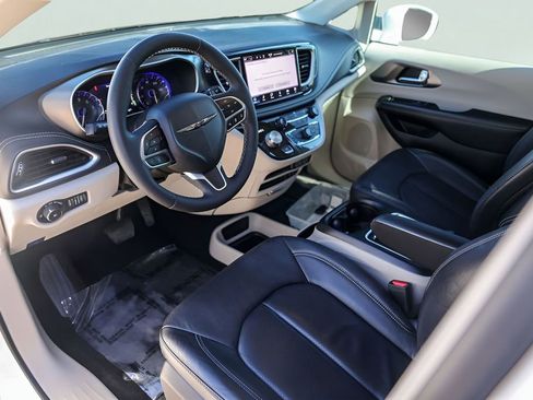 Used 2022 Chrysler Pacifica Touring-L image 13