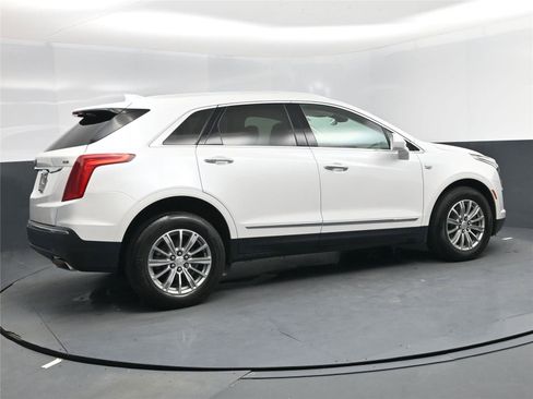 Used 2017 Cadillac XT5 Luxury w/ Driver Awareness Package image 4