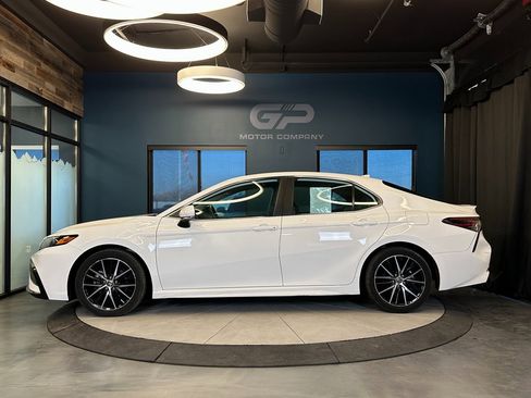 Used 2022 Toyota Camry SE image 6