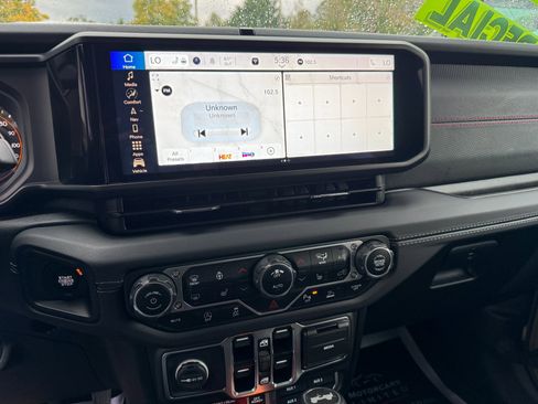 Used 2025 Jeep Wrangler Rubicon w/ Technology Group image 30