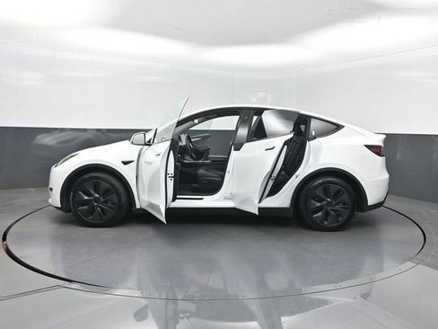 Used 2025 Tesla Model Y Long Range RWD image 35