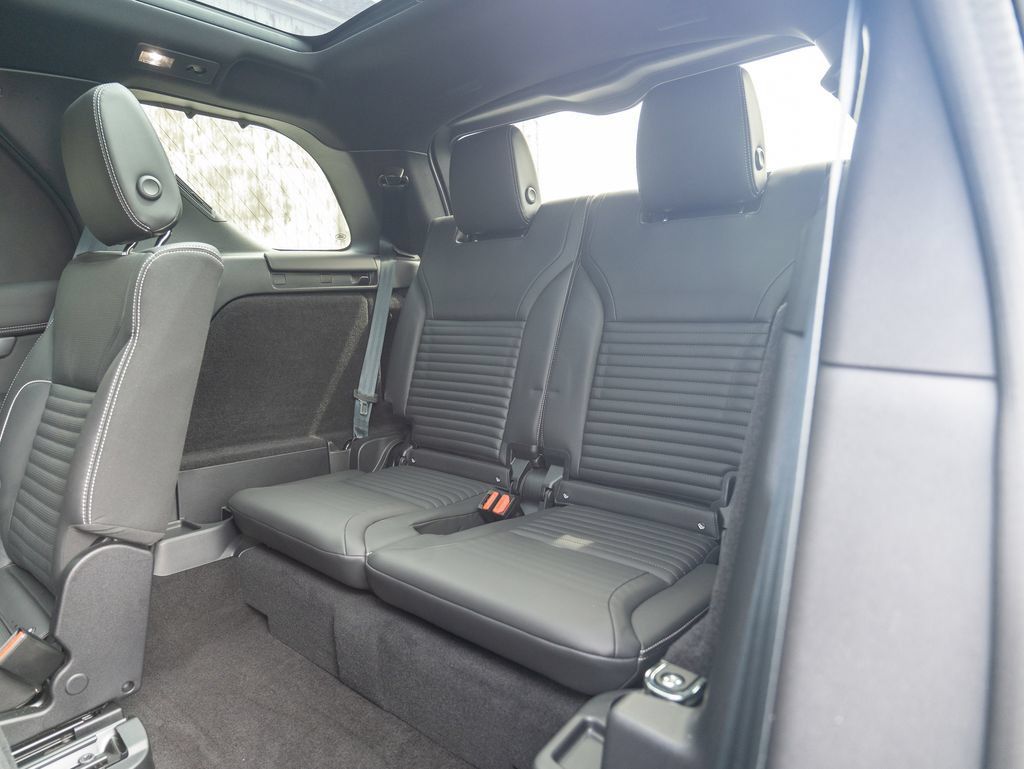 Used 2024 Land Rover Discovery Dynamic SE AWD/4WD image 36