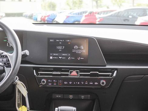 Used 2024 Kia Niro LX image 19