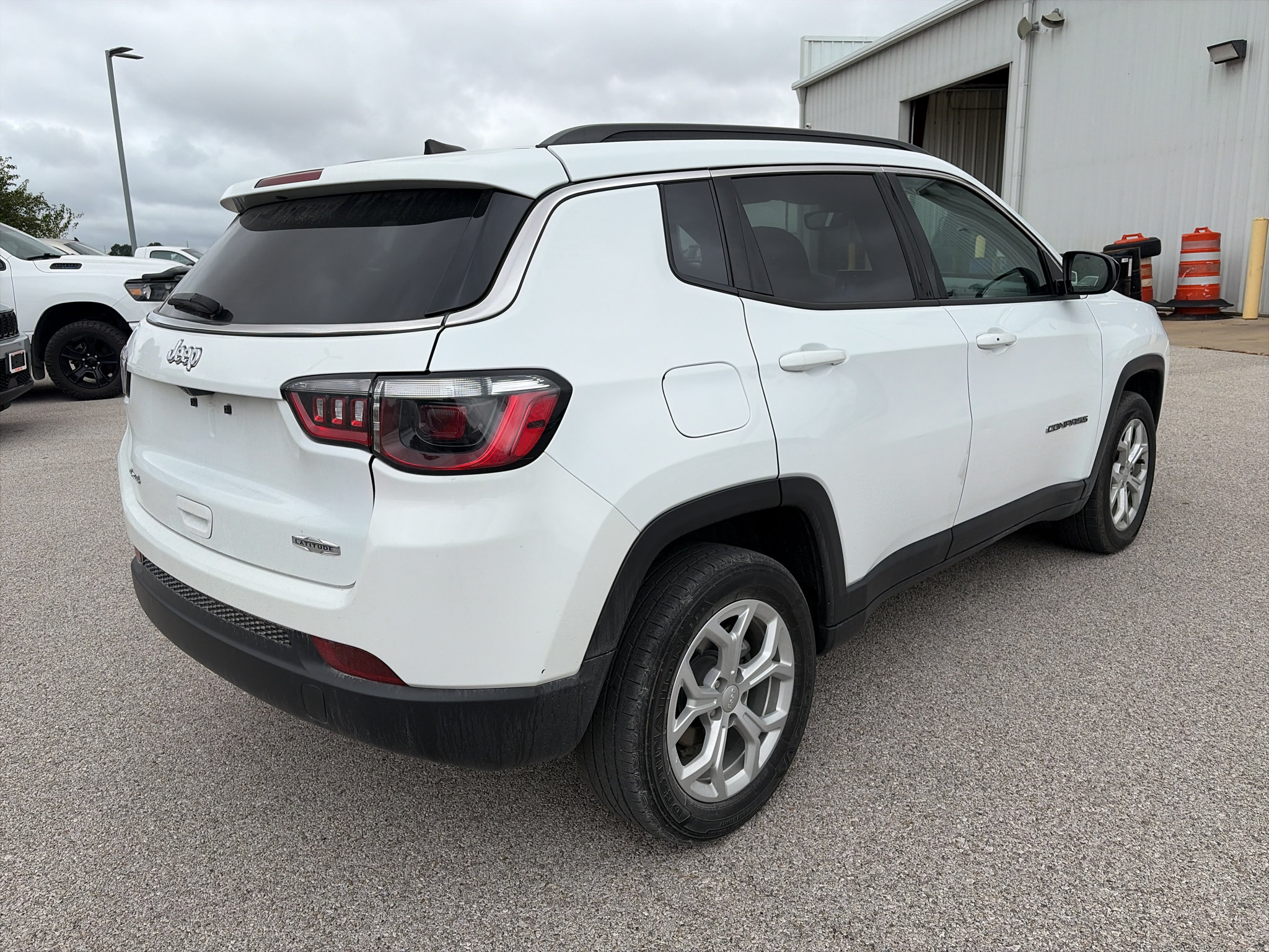 Used 2024 Jeep Compass Latitude AWD/4WD image 3