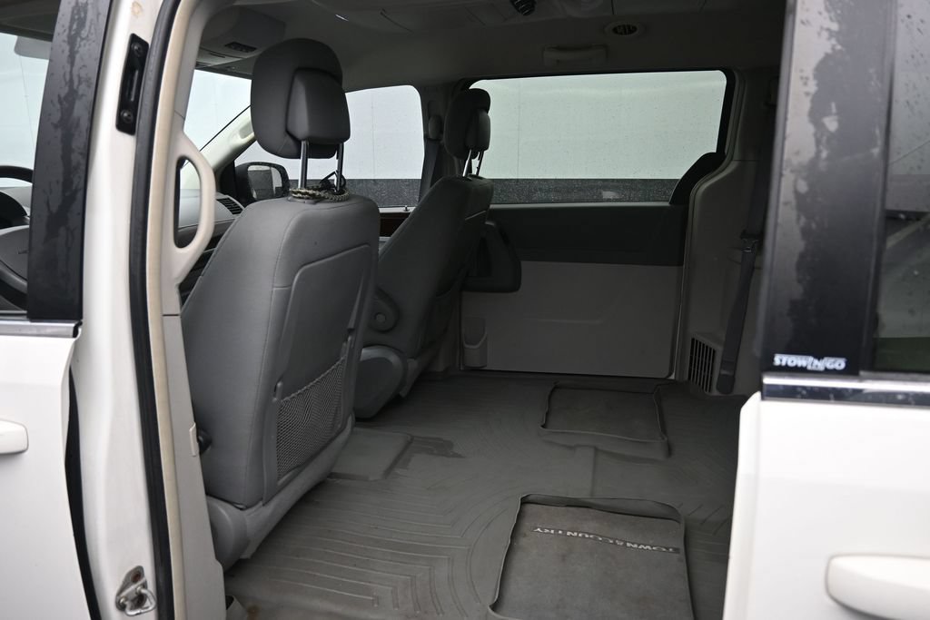 Used 2010 Chrysler Town & Country Touring FWD image 19