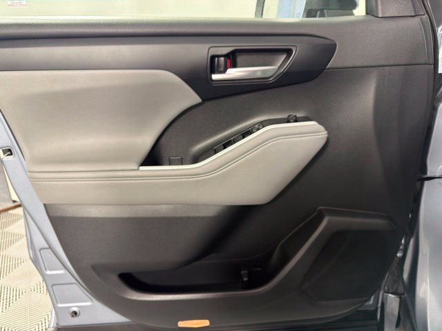 Used 2020 Toyota Highlander XLE AWD/4WD image 19