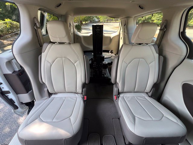 Used 2017 Chrysler Pacifica Touring-L w/ Tire & Wheel Group FWD image 24