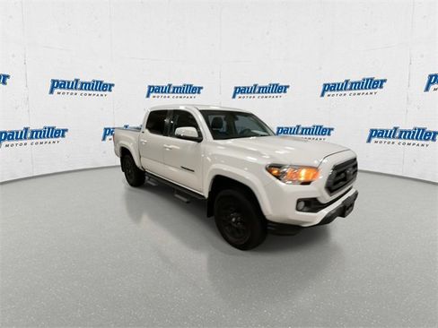 Used 2022 Toyota Tacoma SR5 w/ Technology Package image 3