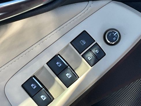 Used 2020 Toyota Avalon XLE w/ Moonroof Package image 32