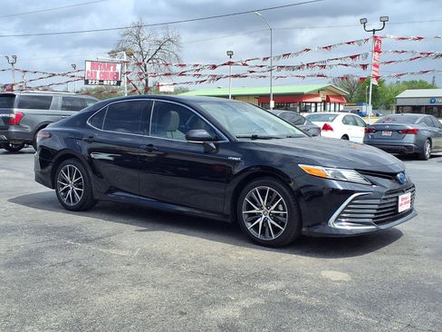 Used 2021 Toyota Camry XLE w/ Navigation Upgrade Package image 2