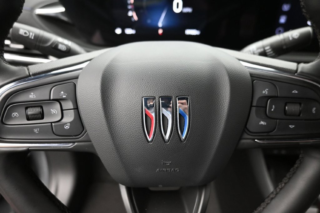Used 2025 Buick Envista Sport Touring w/ Convenience I Package FWD image 17