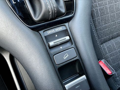 Used 2024 Honda HR-V LX image 15