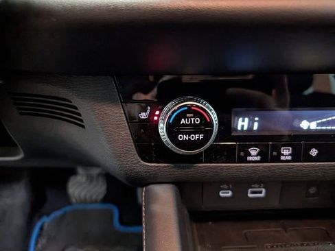 Used 2023 Mitsubishi Outlander SE image 22