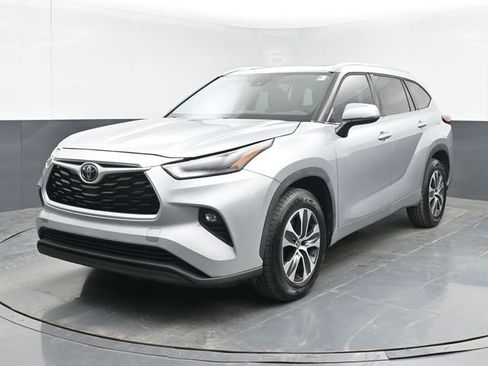 Used 2021 Toyota Highlander XLE FWD image 10