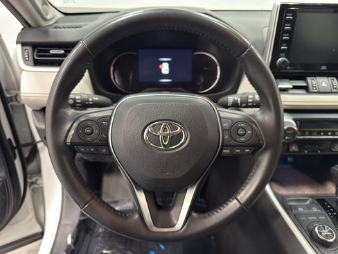 Used 2019 Toyota RAV4 Limited image 17
